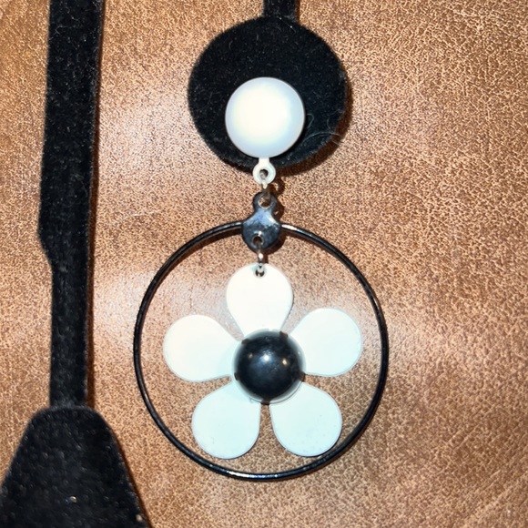 Black and White Metal Mod Retro Daisy Dangle Post & Clutch Earrings - Picture 9 of 13